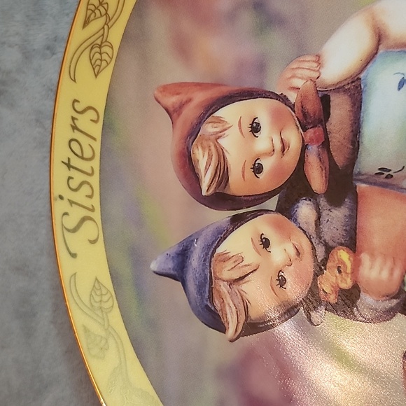 M.J.Hummel "Sisters" Numbered Plate - Picture 3 of 5